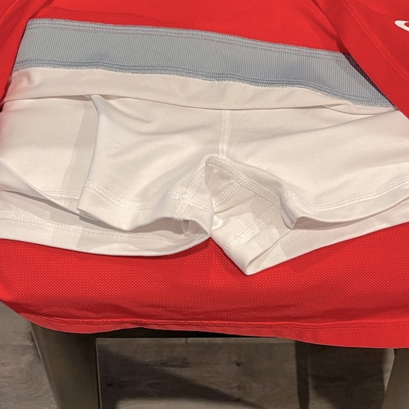 Nike like new tennis skirt fits more like a large - Picture 3 of 4